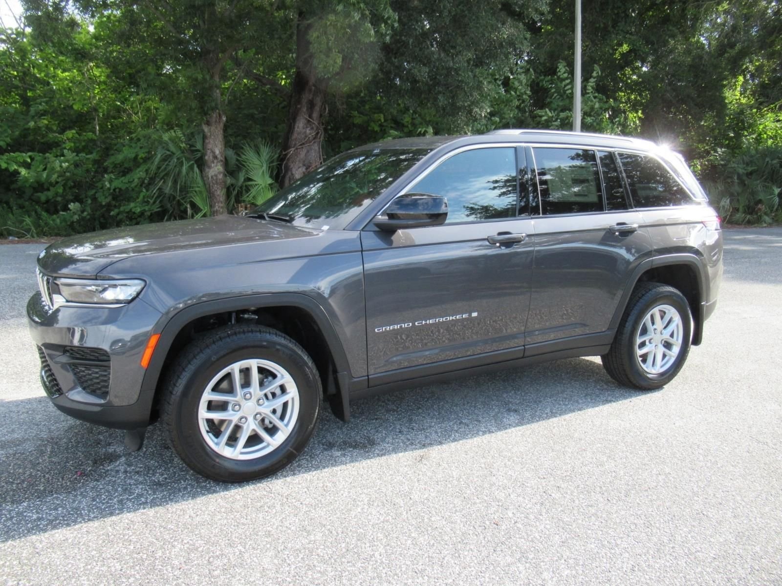 New 2026 Baltic Gray Metallic Clear-Coat Exterior Paint Jeep Laredo X image 4