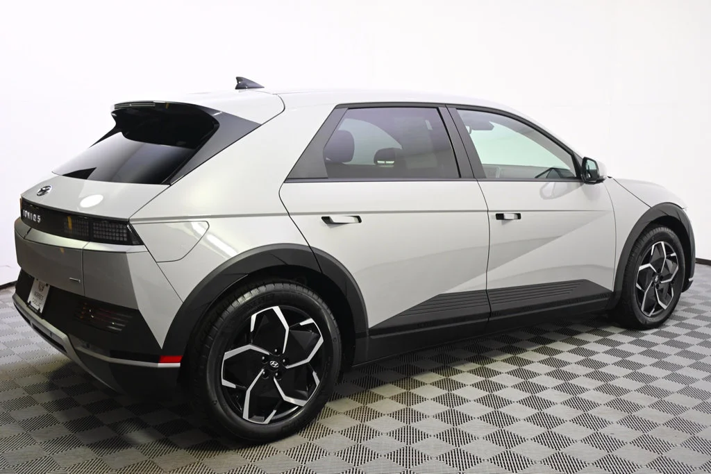 Used 2023 Grey Hyundai SEL image 7