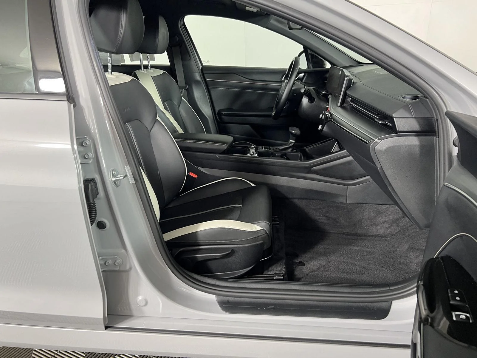 Certified Used 2025 Wolf Gray Kia GT-Line image 25