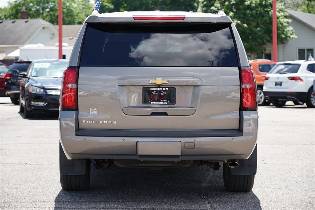 2019 Chevrolet Suburban LT photo 3