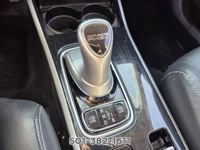 Used 2018 White Mitsubishi SEL image 24