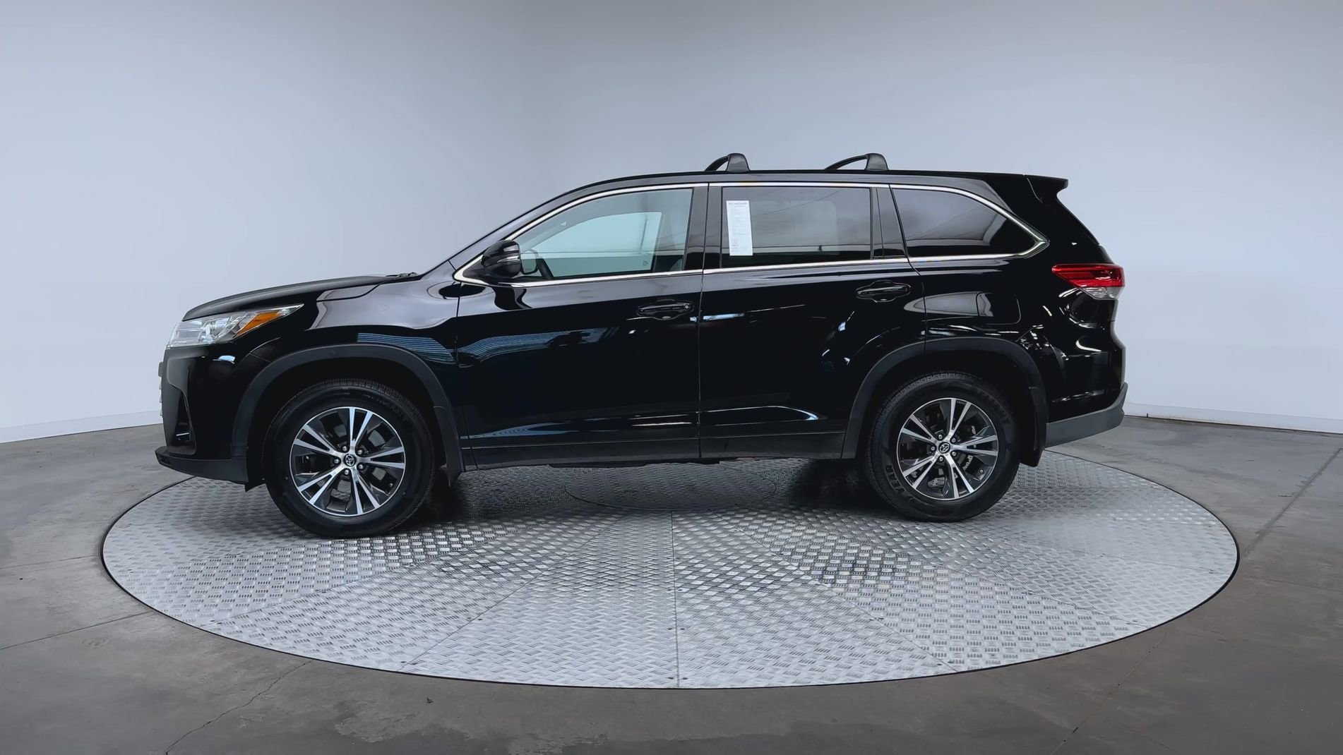 Used 2017 Midnight Black Metallic Toyota LE image 5