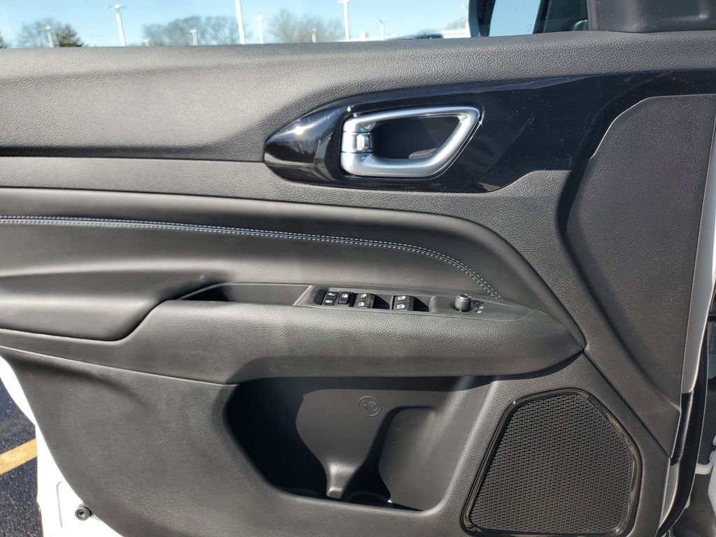 New 2026 Bright White Clearcoat Jeep Latitude image 15