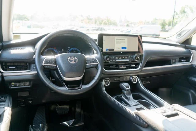 Used 2025 White Toyota  image 17