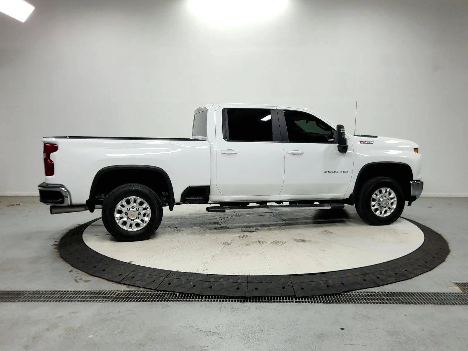Used 2025 White Chevrolet LT image 9