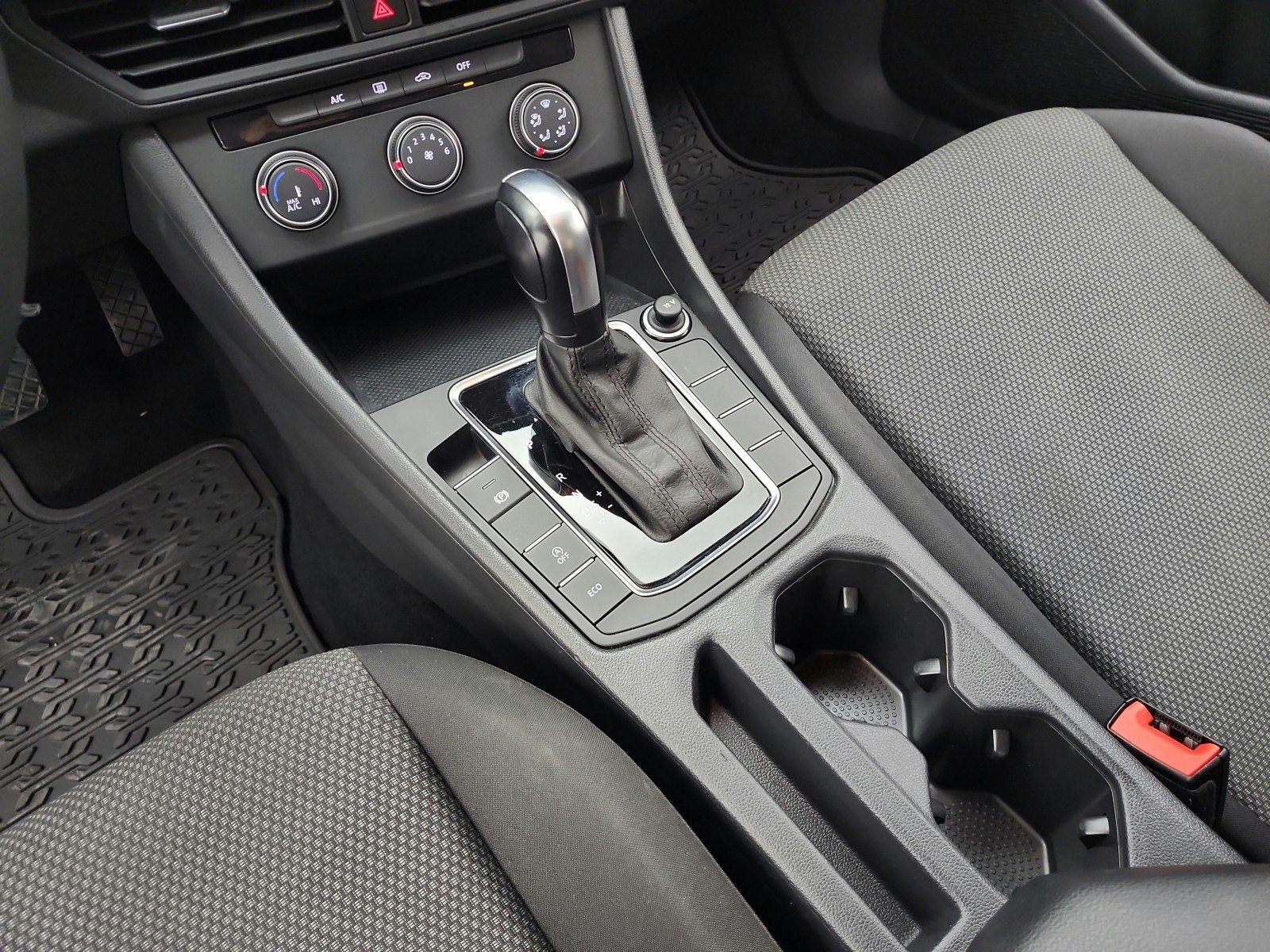 Used 2021 Pure White Volkswagen R-Line Auto image 11