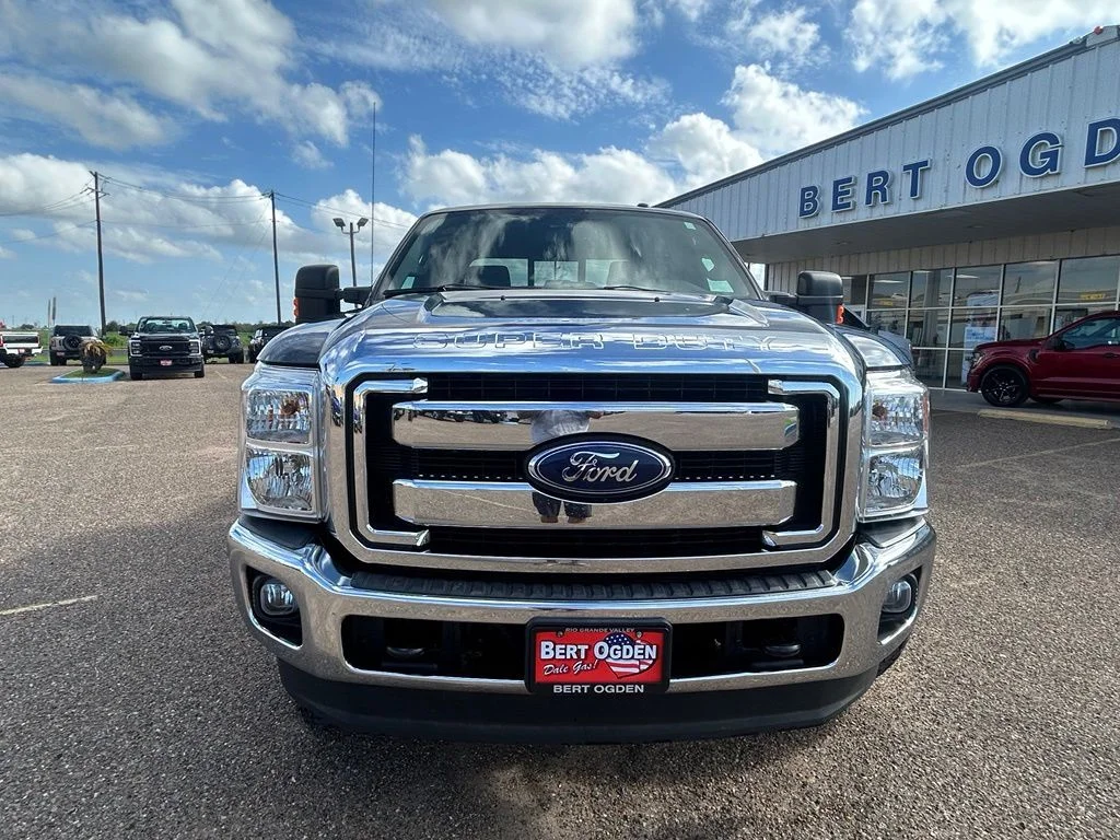 Used 2016  Ford Lariat image 2