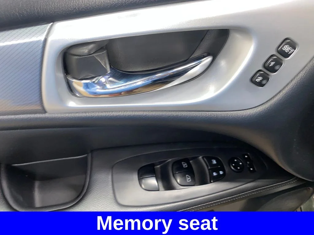 Used 2019 Green Nissan SL image 9