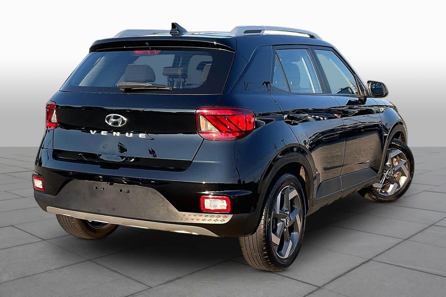 Used 2022 Black Noir Pearl Hyundai SEL image 25
