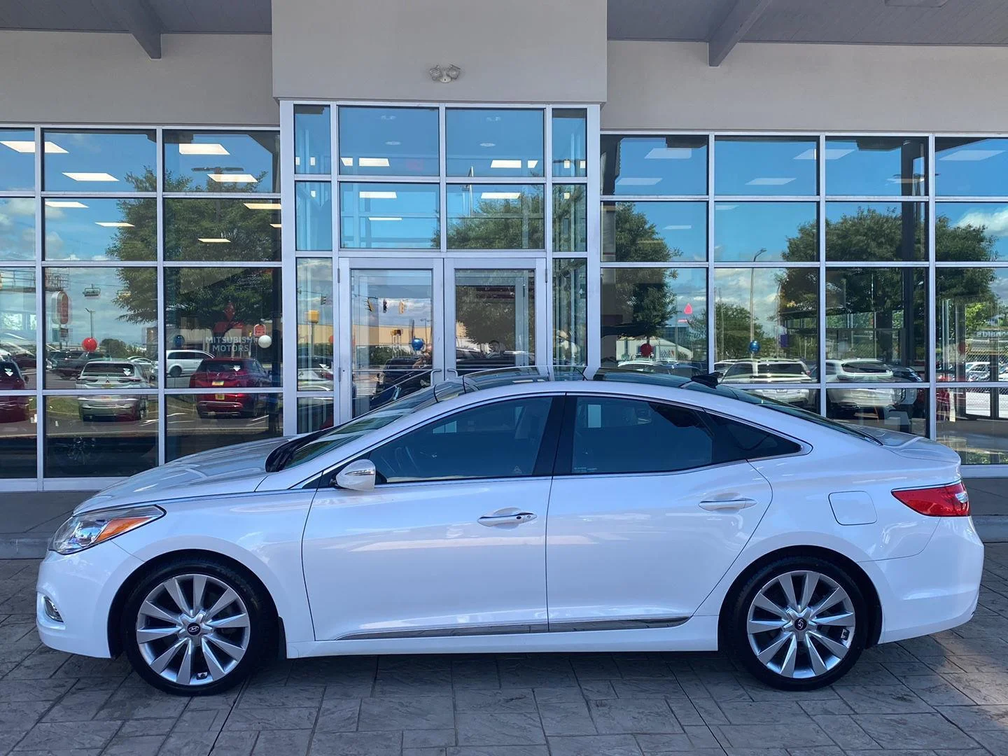 Used 2014 Diamond White Pearl Hyundai Limited image 4