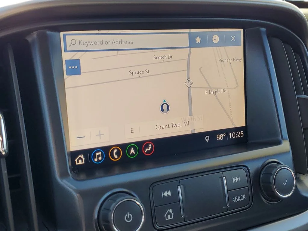 Used 2019 Gray Chevrolet Z71 image 21
