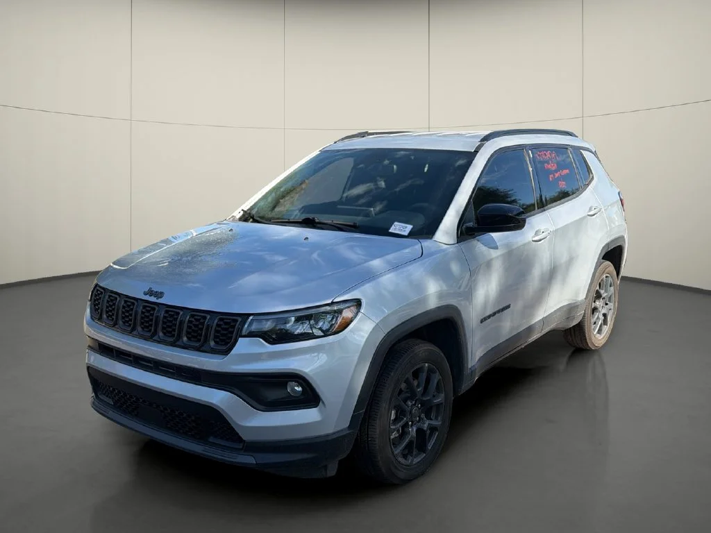 Used 2025 Silver Jeep Latitude image 3