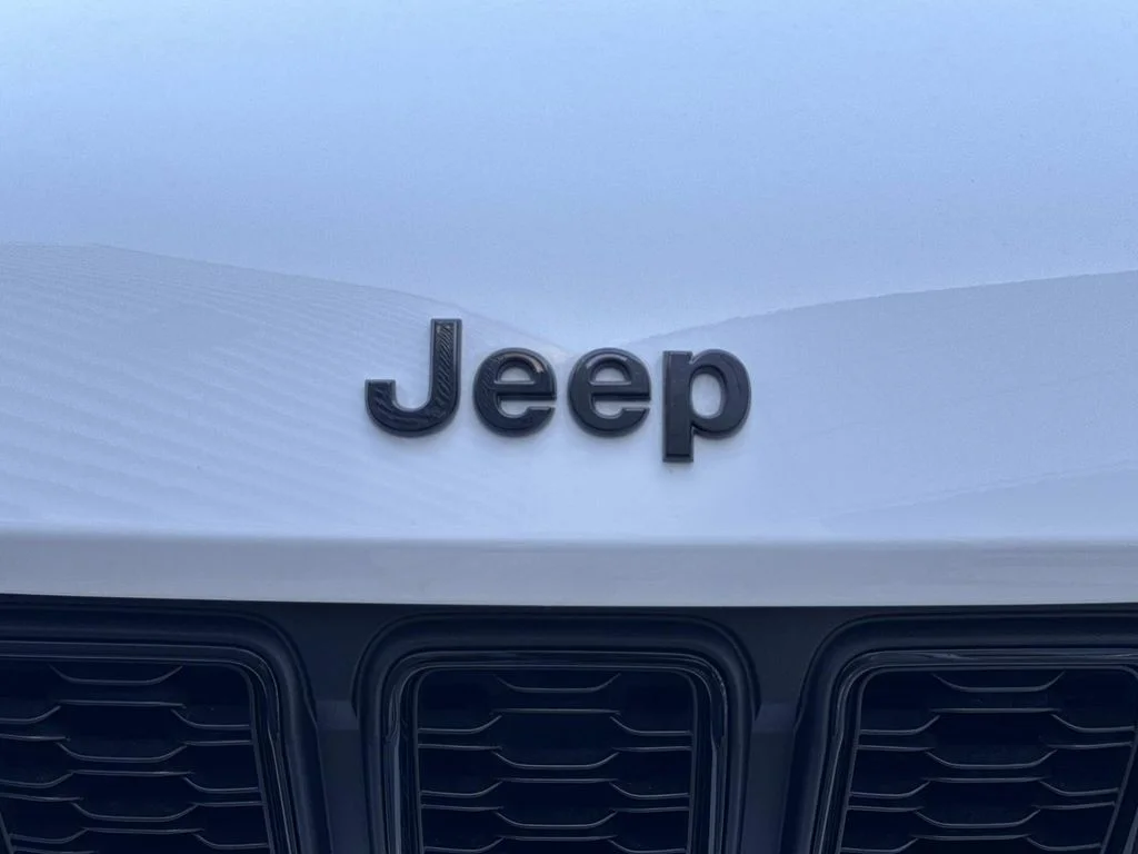 Used 2024 White Jeep Altitude image 10