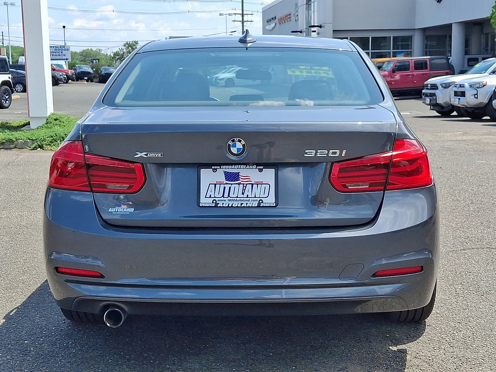 Used 2018 Mineral Gray Metallic BMW 320i xDrive image 6