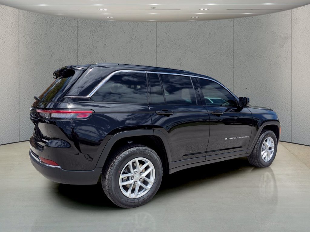 New 2026 Diamond Black Crystal Pearl-Coat Exterior Paint Jeep Laredo X image 4