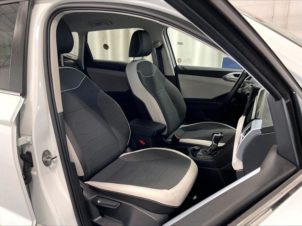 Certified Used 2025 White Volkswagen 1.5T SE image 11