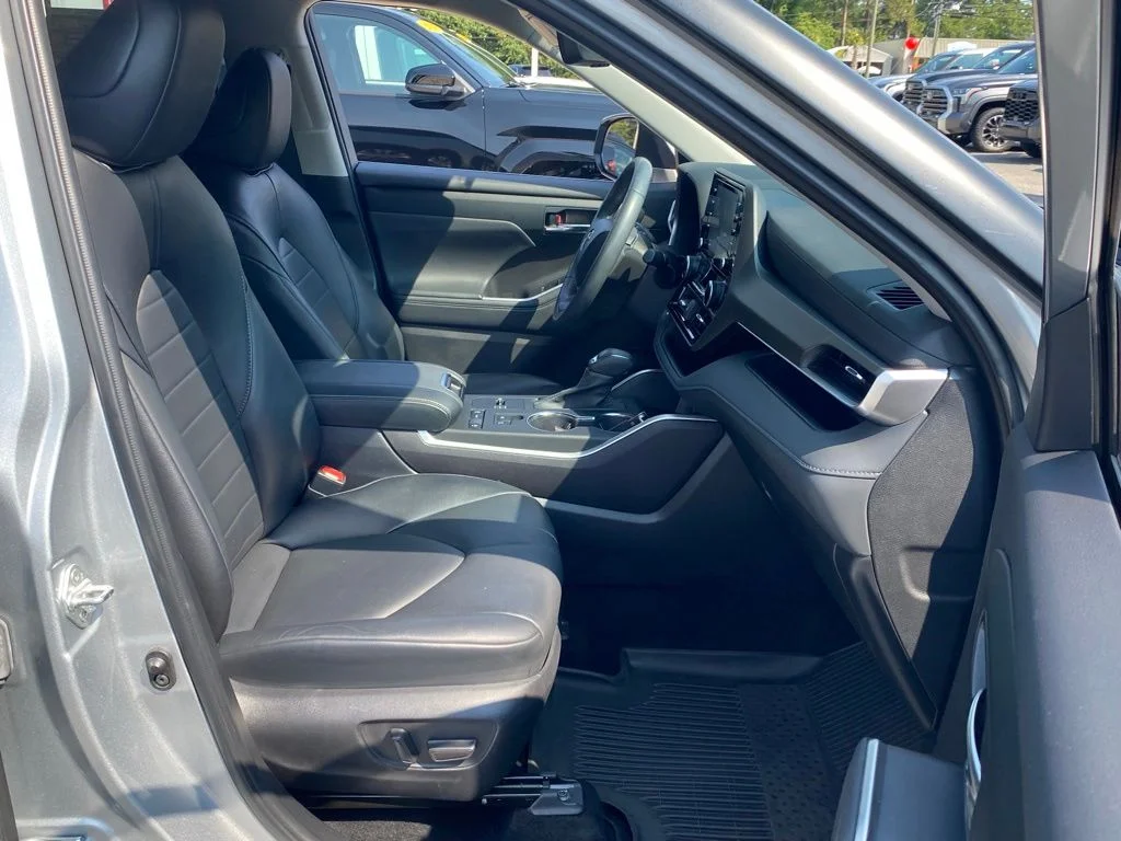 Used 2022 Silver Toyota XLE image 18