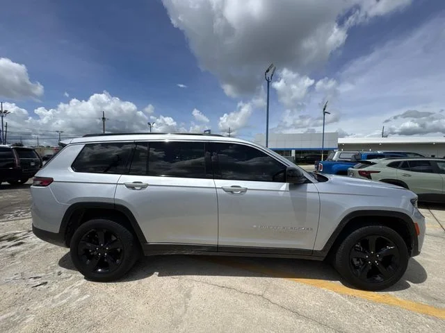 Used 2024 Silver Jeep Laredo image 7