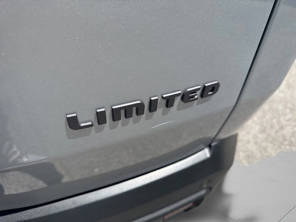 New 2026 Silver Zynith Clear-Coat Exterior Paint Jeep Limited image 43