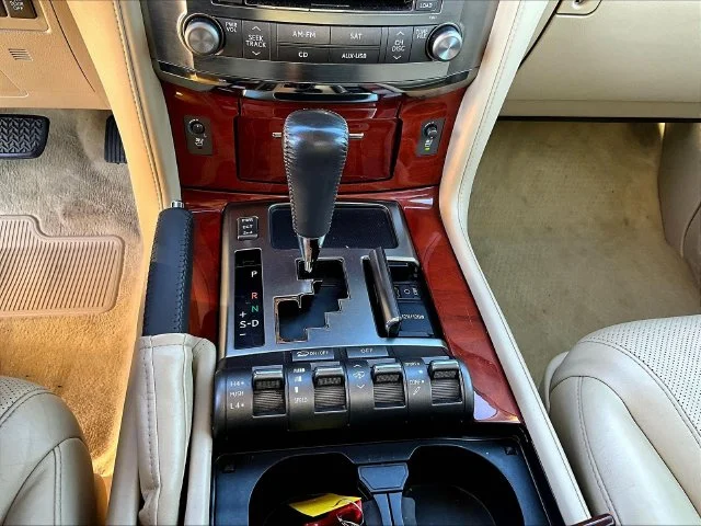Used 2010  Lexus 570 image 17