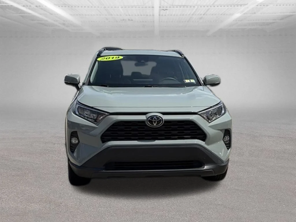 Used 2019 Silver Toyota XLE image 9