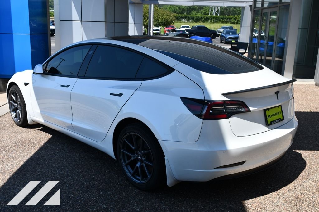 Used 2022  Tesla Base Electric image 4