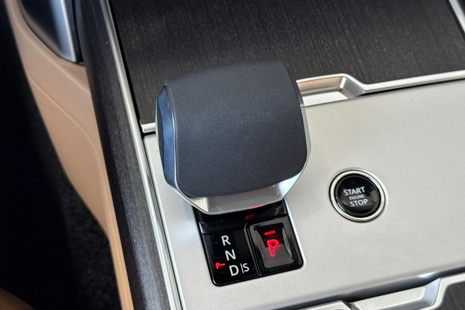 New 2026 Carpathian Grey Land Rover SE image 24