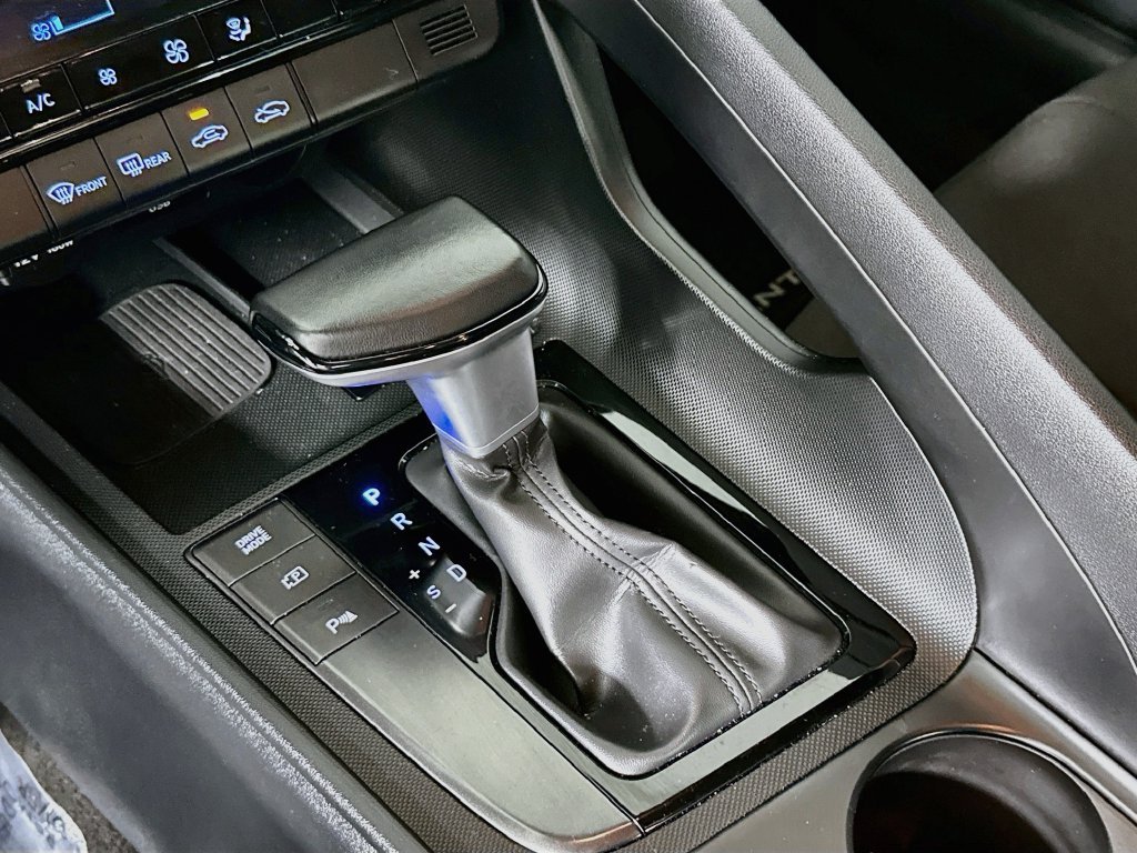 Used 2025 White Hyundai SEL Sport image 17