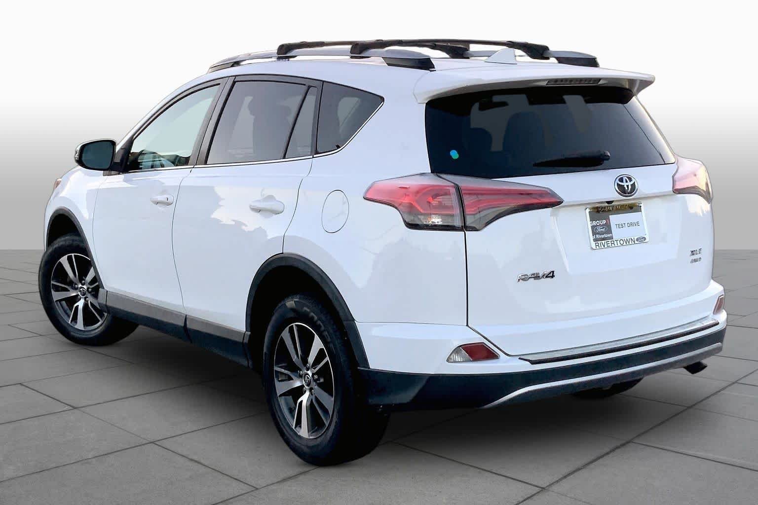 Used 2018 Super White Toyota XLE image 11