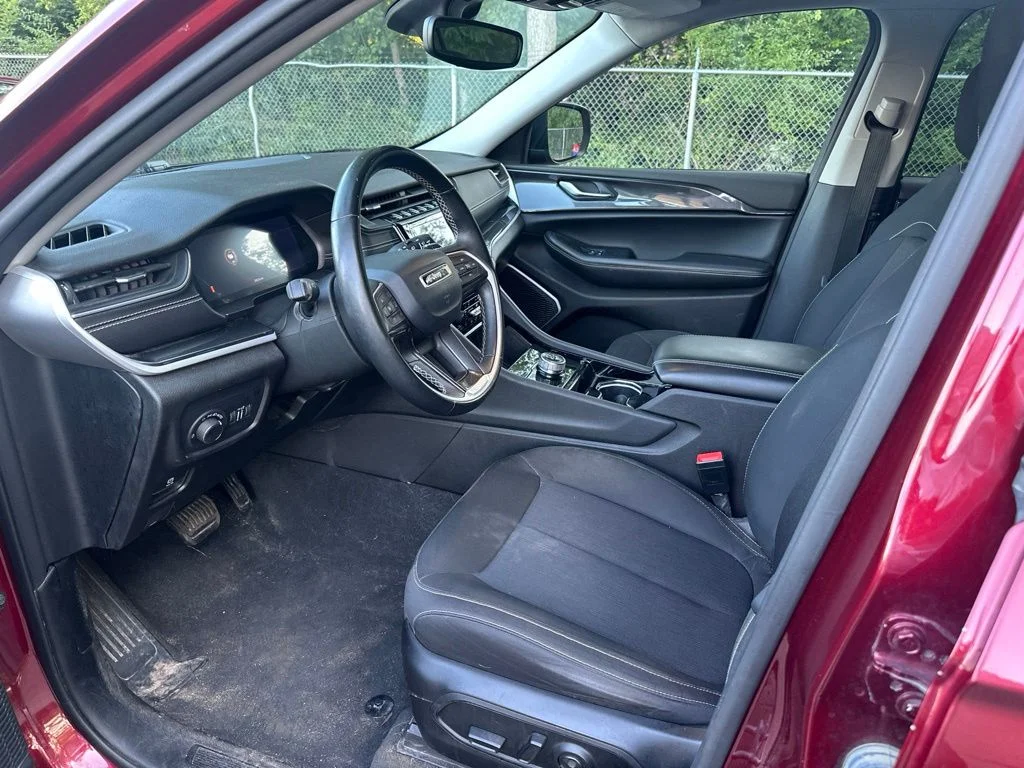 Used 2022 Red Jeep Laredo image 5