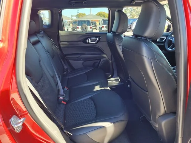 New 2026 Red Hot Pearl-Coat Exterior Paint Jeep Latitude image 15