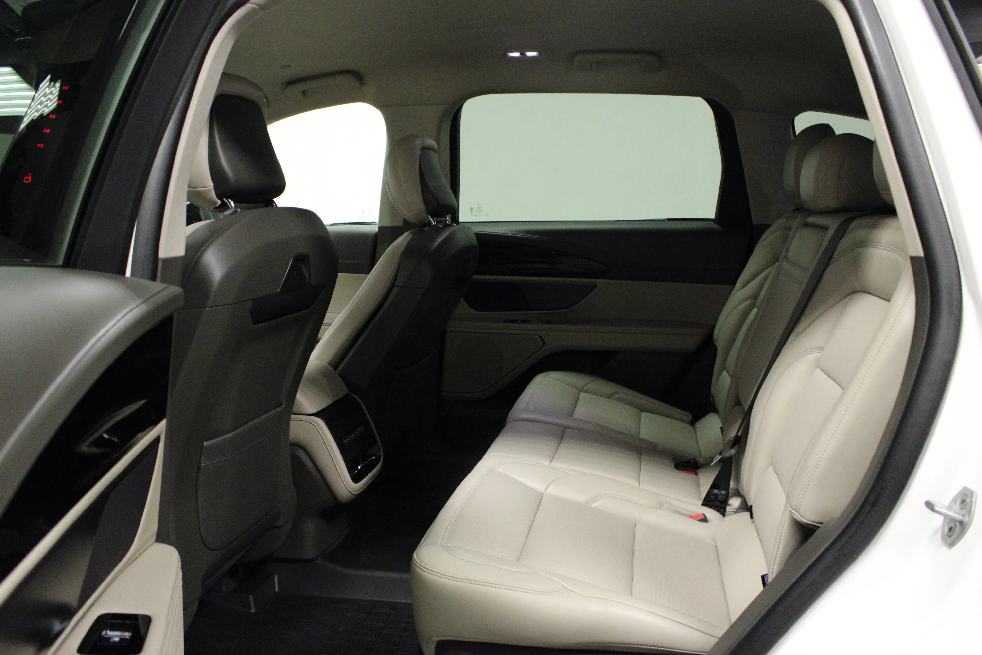 Used 2025 White Platinum Clearcoat Metallic Lincoln Premiere image 13