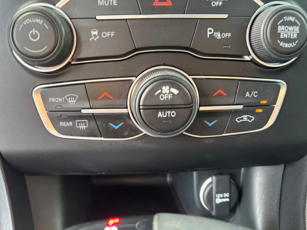 Used 2022 Gray Dodge SXT image 23
