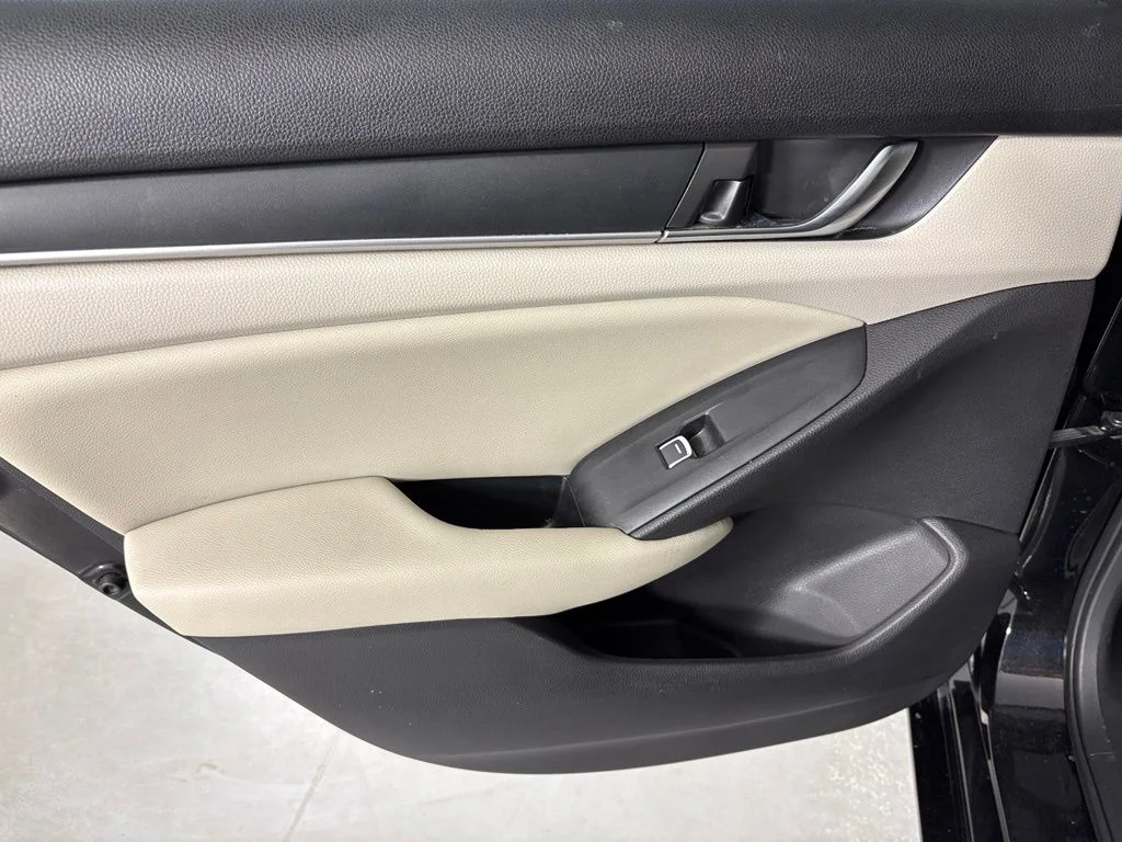Used 2018  Honda LX image 33