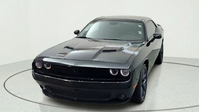 Used 2019 Black Dodge SXT image 3