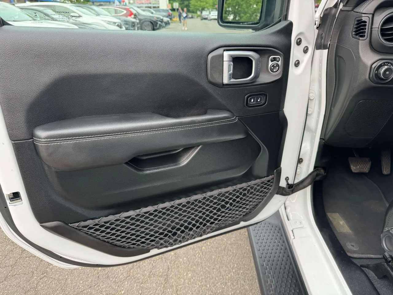Used 2020 Bright White Clearcoat Jeep Sahara 4x4 image 20