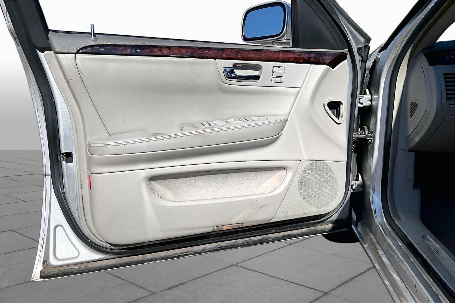 Used 2011 Radiant Silver Metallic Cadillac Luxury Collection image 23