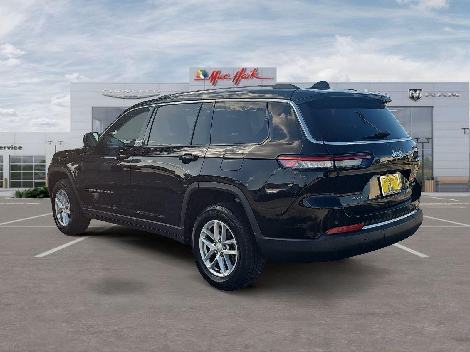 Used 2023 Diamond Black Crystal Pearlcoat Jeep Laredo image 3
