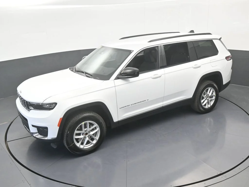 New 2026 Bright White Clear-Coat Exterior Paint Jeep Laredo image 43