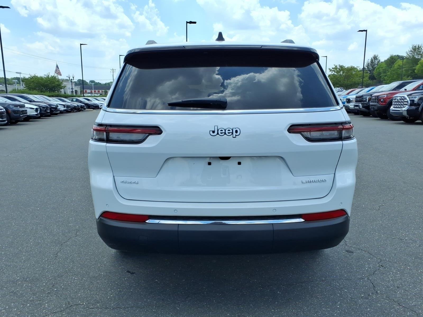 New 2026 Bright White Clear-Coat Exterior Paint Jeep Laredo image 15