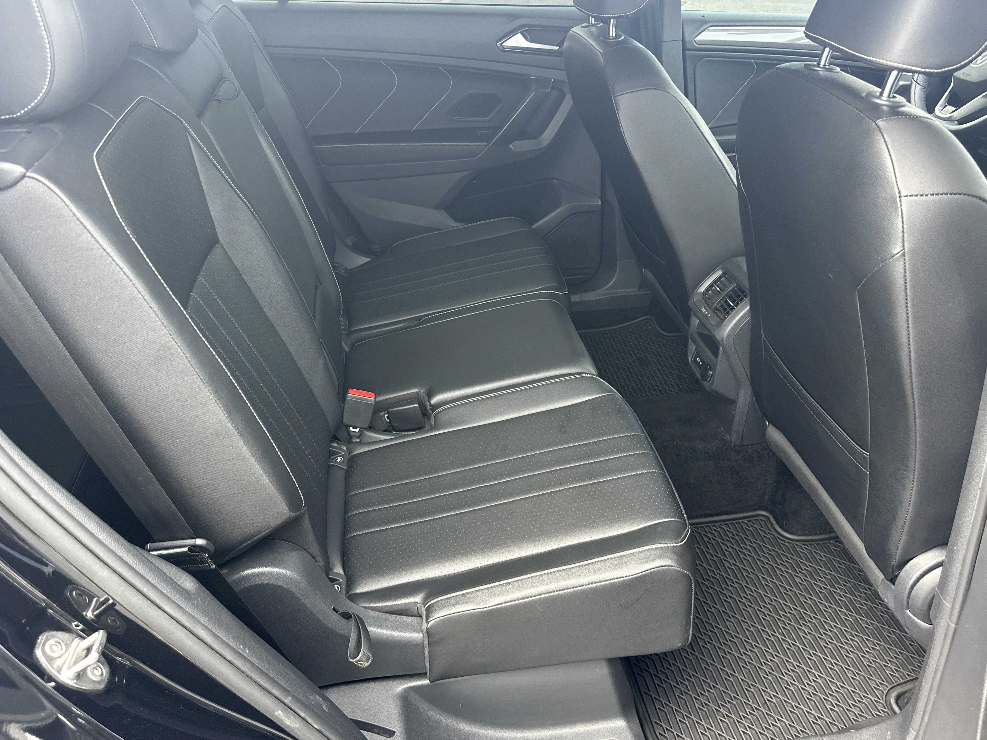 Used 2022  Volkswagen SE R-Line Black image 16