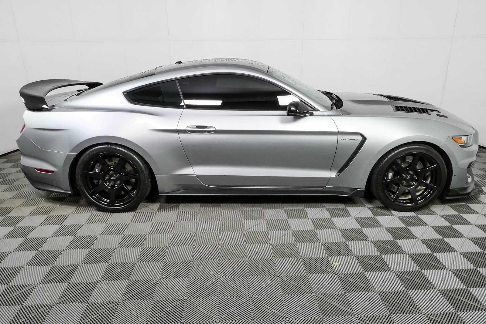 Used 2020 Iconic Silver Ford Shelby GT350R image 2