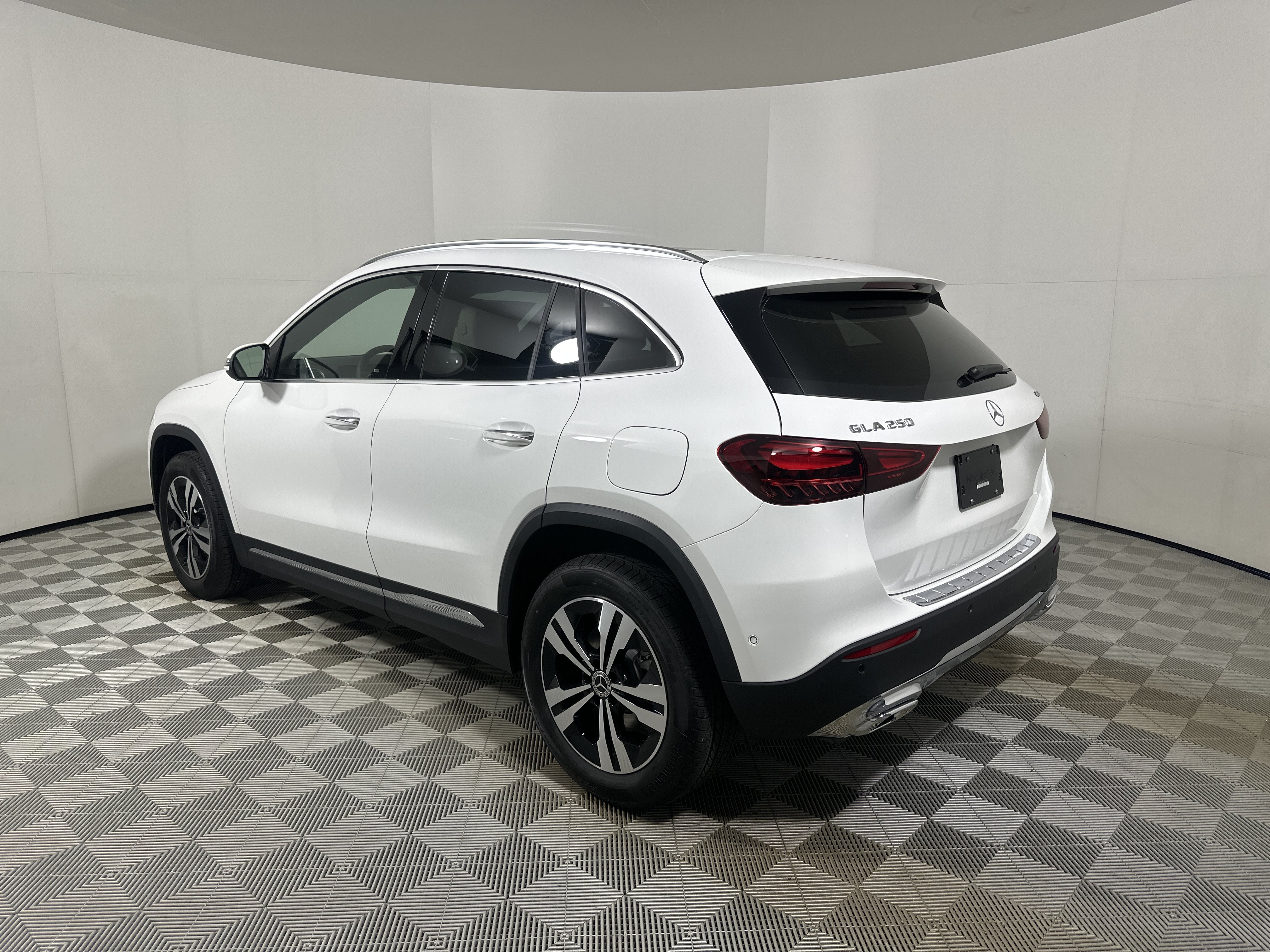 New 2026 Polar White Mercedes-Benz GLA 250 image 33