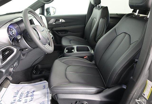 2025 Chrysler Pacifica Select - Photo 11