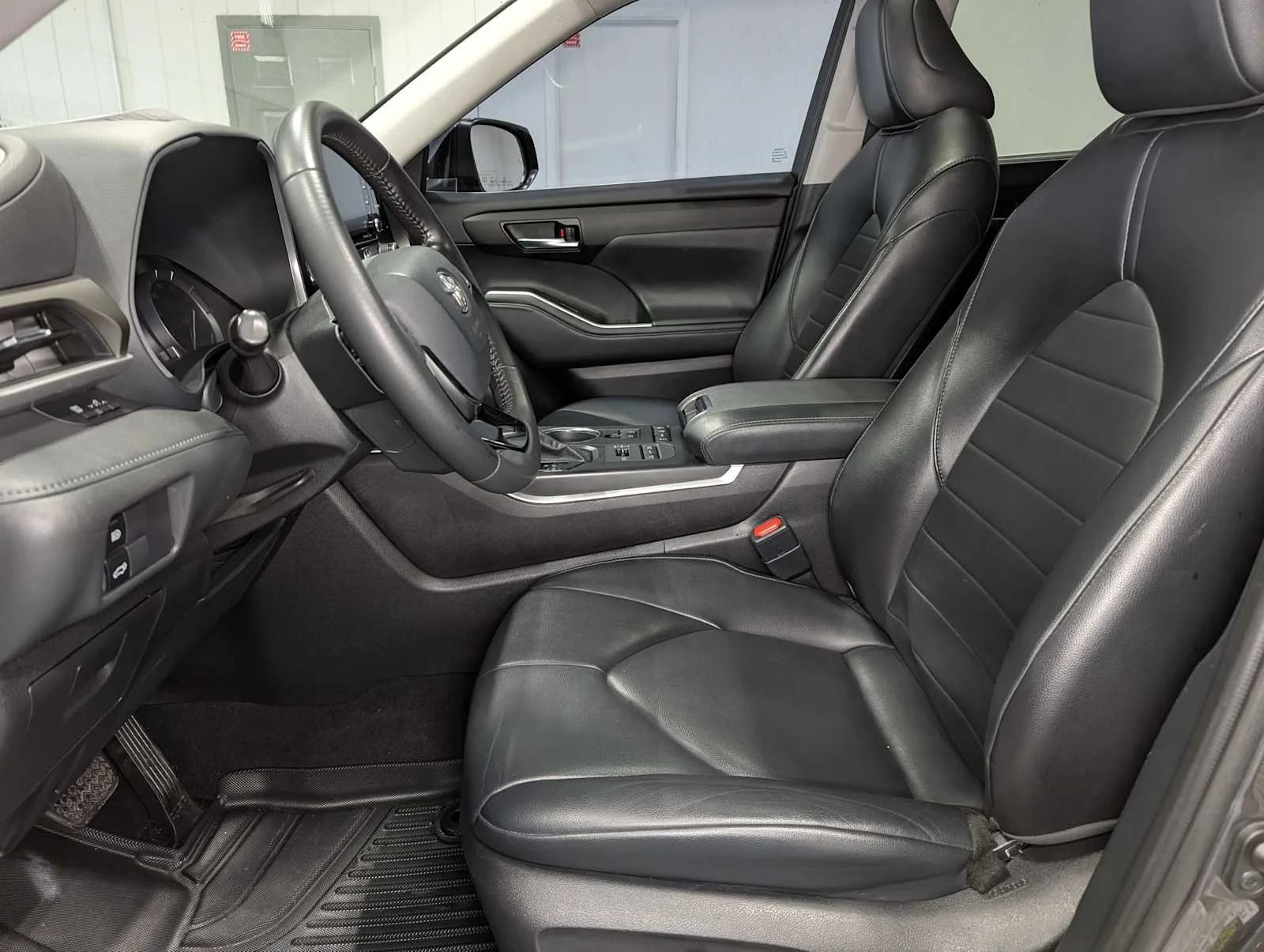 Used 2021 Magnetic Gray Metallic Toyota XLE image 4