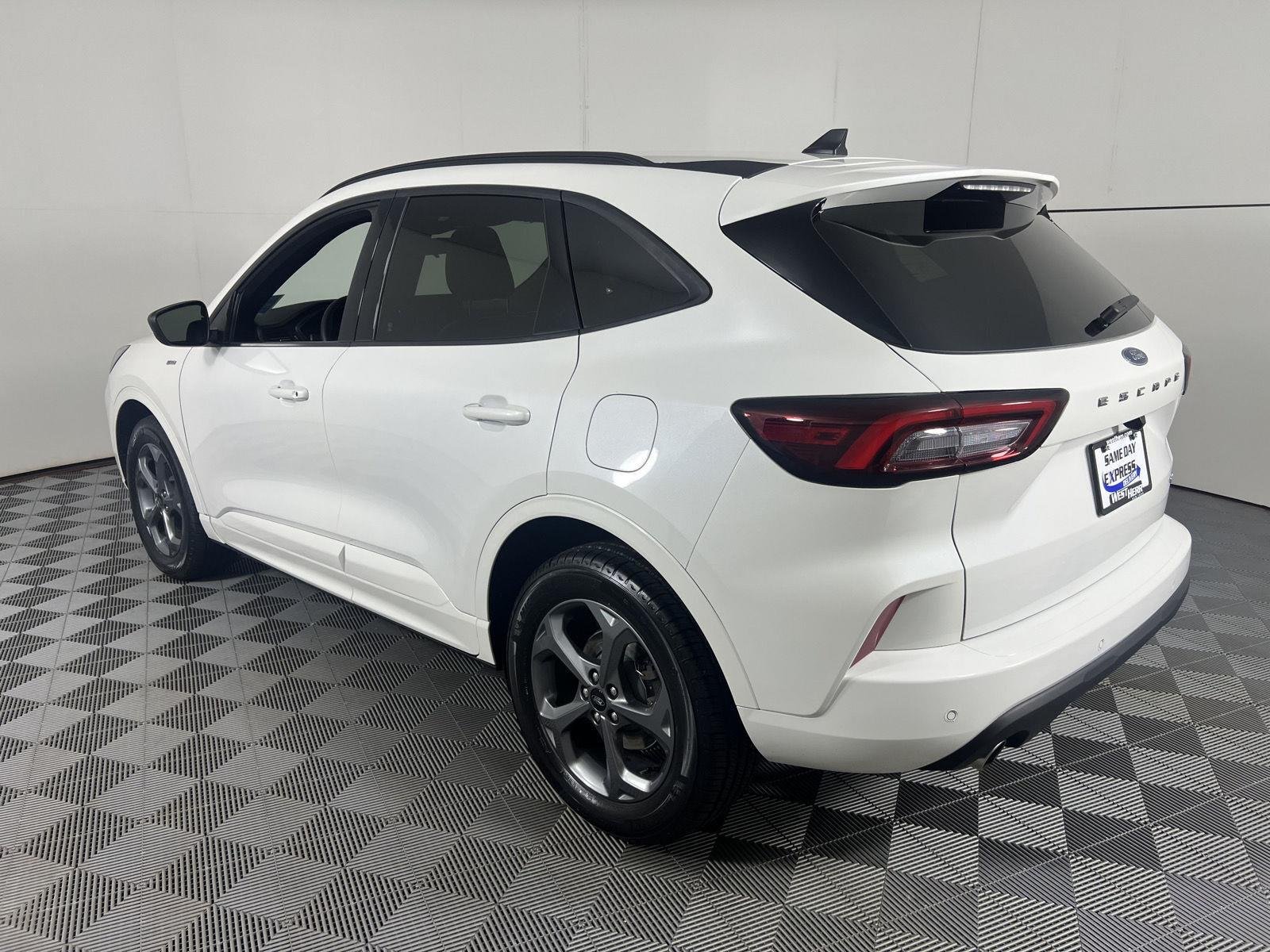 Used 2023 Star White Metallic Tri-Coat Ford ST-Line image 11