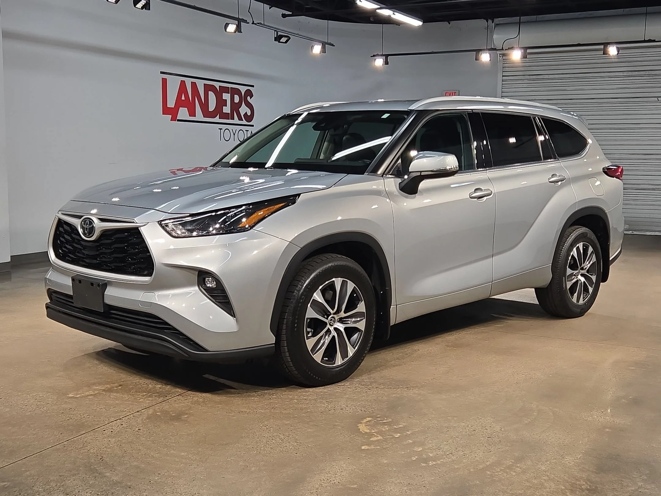 Used 2022 Celestial Silver Metallic Toyota XLE image 3