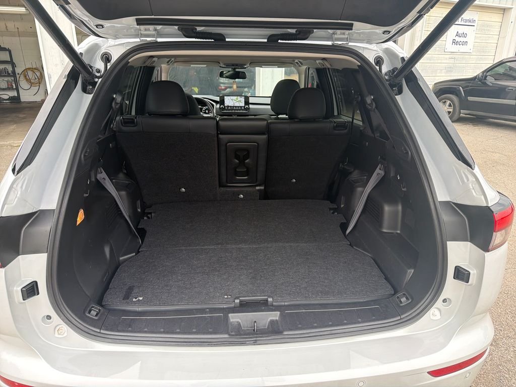 Used 2025 White Mitsubishi SE image 9