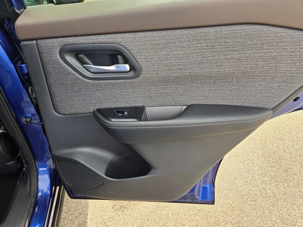 Used 2021 Blue Nissan SV image 9