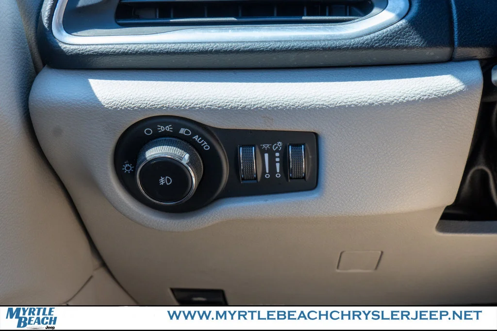 Used 2018 Granite Crystal Metallic Clearcoat Chrysler Touring L Plus image 33